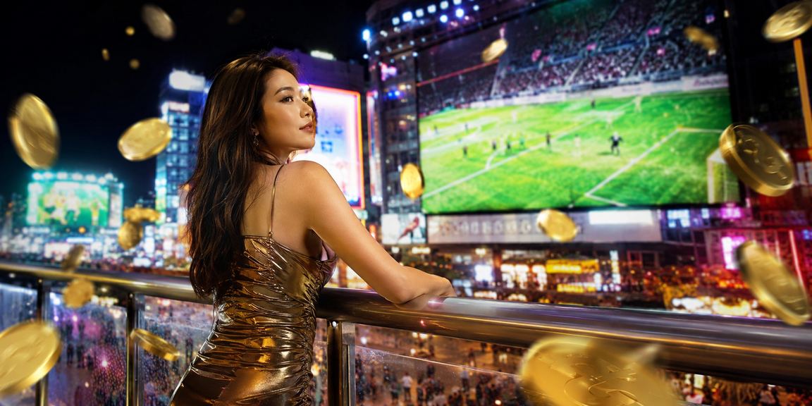Pemain memerhati taruhan bola sepak di Kuala Lumpur